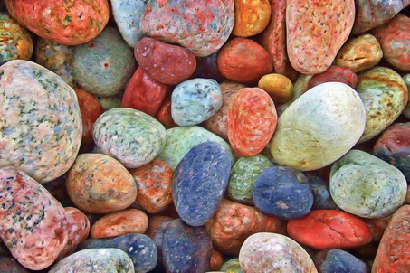 Seixos de diferentes tipos e rocha.